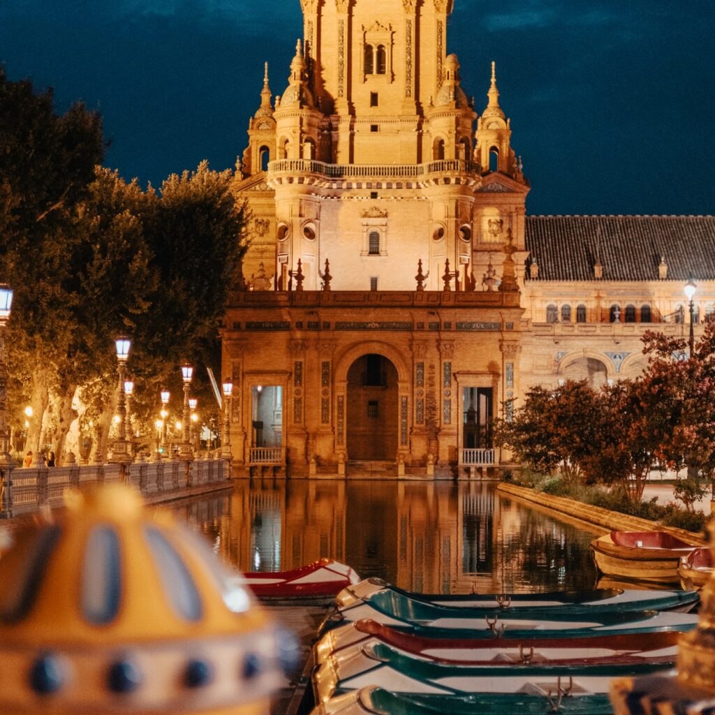 Fachada de un edificio amarillo del centro de Sevilla