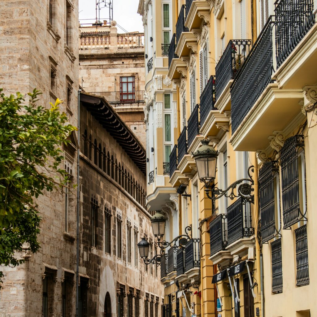 Calle del casco antiguo de Valencia cerca de la Estació del Nord